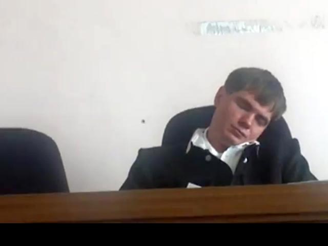 Судья Евгений Махно, предположительно заснувший в зале суда прямо во время заседания, возможно, сложит полномочия - рассмотрением этого вопроса займется в начале февраля квалификационная коллегия судей Амурской области