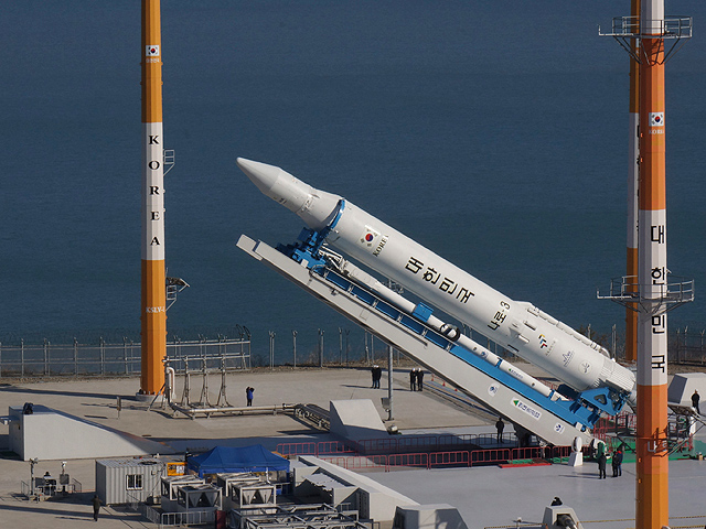 В Южной Корее впервые удачно вывели на орбиту ракету со спутником "Наро-1"
