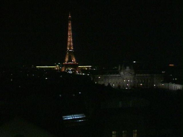 Владельцы зданий во Франции отныне вынуждены отключать подсветку по ночам - экономить надо