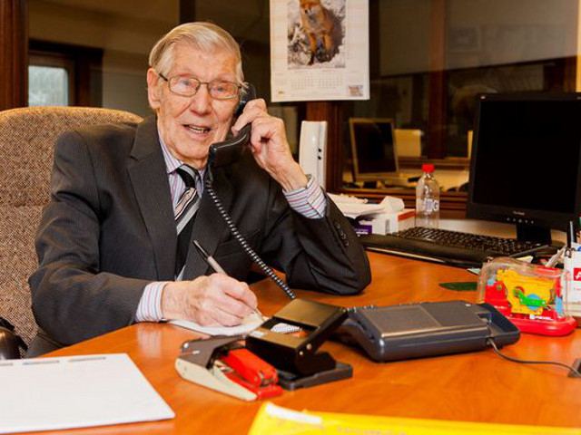 В Великобритании самый пожилой офис-менеджер отметил свой 100-летний юбилей, продолжив выполнять профессиональные обязанности
