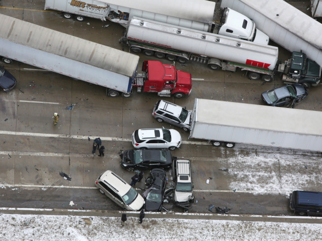 В США снегопад спровоцировал масштабные дорожные аварии: в штате Мичиган с участием более 20 автомобилей, в Индиане порядка 50