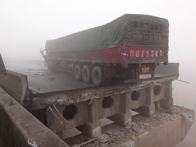 Десятки человек в КНР погибли в результате обрушения моста - конструкция не выдержала взрыва грузовика, перевозившего петарды