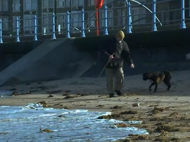 Англичанин, выгуливая собаку на морском берегу, не думал, что очередная находка домашнего питомца перевернет его жизнь