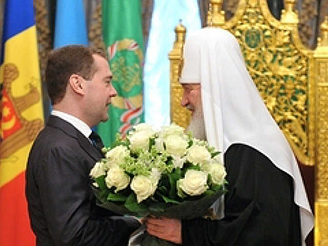 Премьер-министр России Дмитрий Медведев приехал в храм Христа Спасителя, чтобы лично поздравить Патриарха Кирилла с четвертой годовщиной интронизации