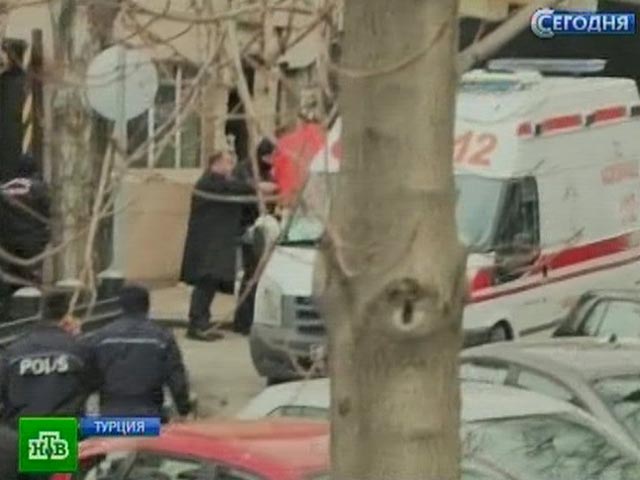 Взрыв произошел возле входа в посольства, бомбу, как считают следователи, подорвал террорист-смертник. На месте взрыва обнаружены фрагменты человеческого тела с характерными повреждениями