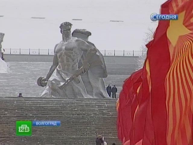 В Волгограде в субботу начались торжества, посвященные 70-й годовщине разгрома немецко-фашистских войск в Сталинградской битве. Официальные власти ждут Путина, а горожане - парада, светового шоу и фейерверка