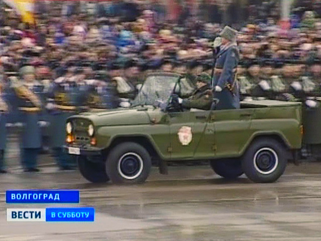 В Волгограде начался торжественный парад в честь 70-летия победы в Сталинградской битве