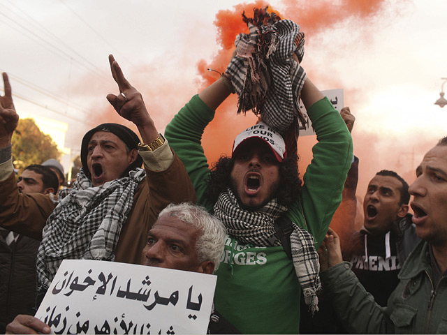 Египетские демонстранты забросали камнями и бутылками кортеж премьер-министра страны Хишама Кандиля, когда тот попытался попасть на площадь Тахрир