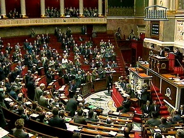 Национальная ассамблея Франции утвердила первую статью законопроекта "Брак для всех", которая устанавливает, что "брак может заключаться между двумя людьми разных полов или одного пола"