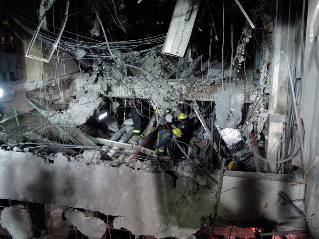 Спасатели докопались до первого этажа взорвавшегося небоскреба в Мехико