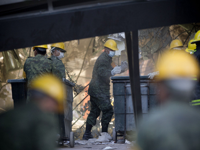Спасатели обнаружили под развалинами административного комплекса компании Pemex в столице Мексики, где на прошлой неделе произошел взрыв, тела двух человек