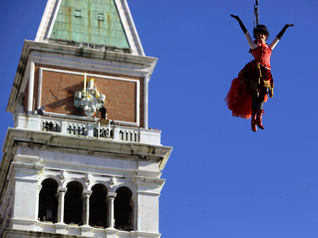 Традиционный карнавал в Венеции открылся "Полетом ангела" - спуском к многотысячной толпе молодой дамы
