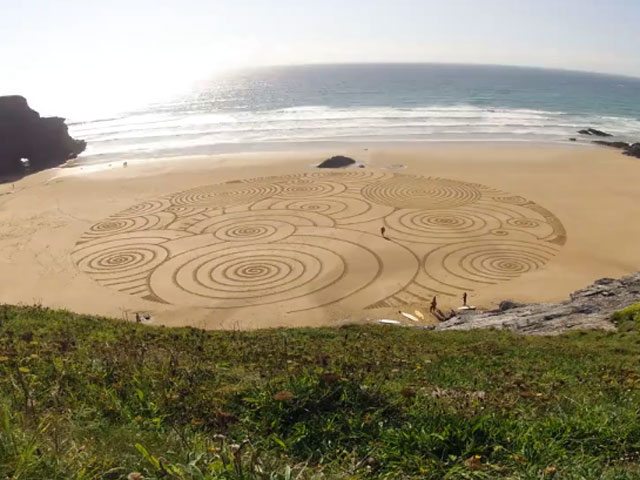 Рисующий по песку художник на несколько часов превратил английский пляж в полотно