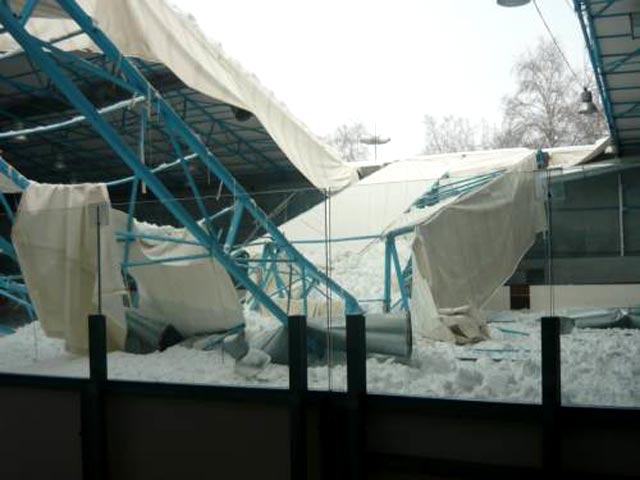 В брянском ледовом дворце рухнула крыша, пострадавших нет