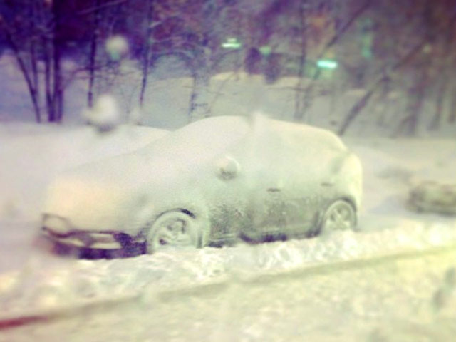 Из-за обильного снегопада, не прекращающего с утра, на улицах Москвы образовались серьезные пробки