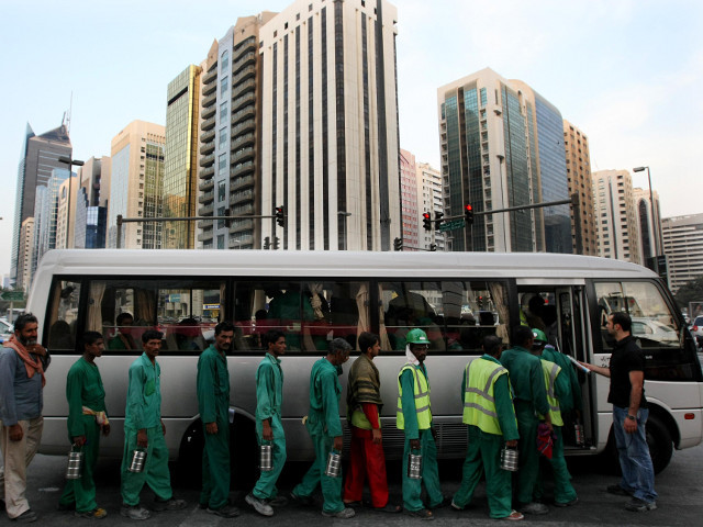 В Объединенных Арабских Эмиратах грузовик с тяжелыми строительными машинами перевернулся на повороте и на полной скорости врезался в автобус, перевозивший 46 рабочих-репатриантов