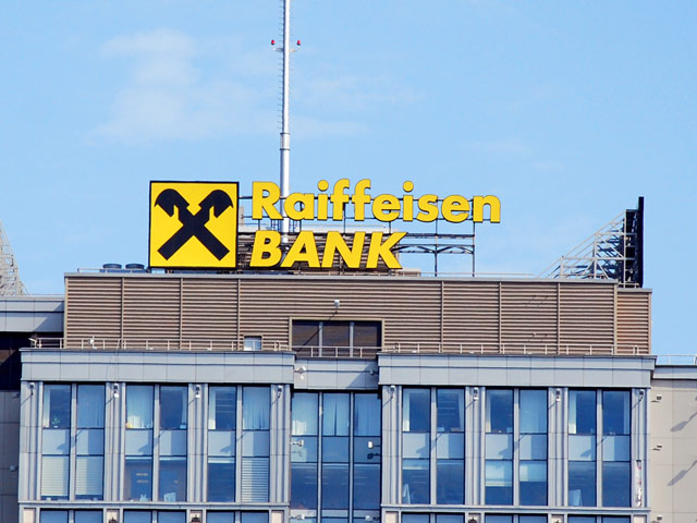 Приморский районный суд Санкт-Петербурга вынес приговор в отношении бывшего сотрудника ЗАО "Райфайзенбанк" Даниила Шапоренко, обвинявшегося в мошенничестве со счетами клиентов на сумму более 3 млн 240 тысяч рублей