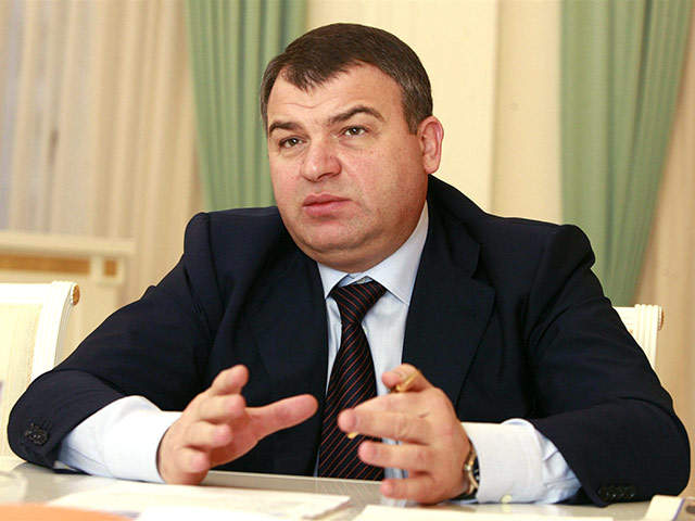 В списке потенциальных уголовных дел бывшего министра обороны Анатолия Сердюкова, до сих пор сохраняющего свидетельский статус в рамках расследования хищений "Оборонсервиса", похоже, появилось еще одно
