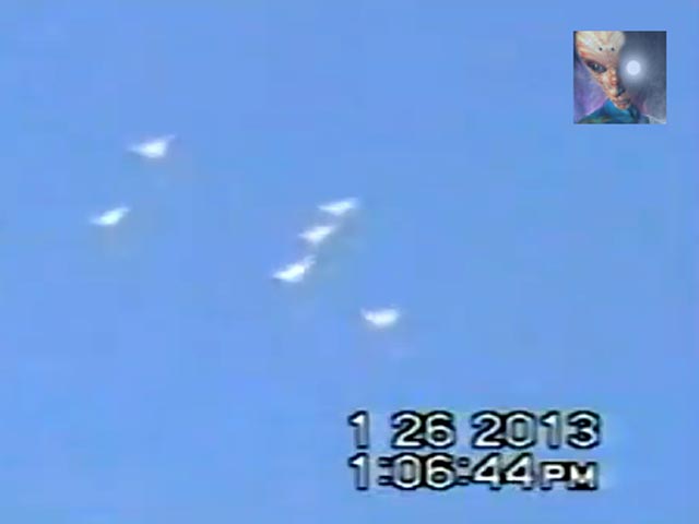 В небе над Мексикой засняли сразу восемь НЛО, "маскирующихся" под белых гусей