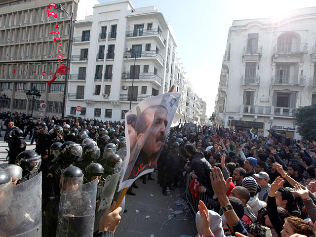 Полиция Туниса использовала слезоточивый газ для разгона участников акции протеста возле здания МВД в столице, спровоцированные убийством лидера лево-демократического "Народного фронта Туниса" Шокри Белаида, считавшегося одним из лидеров оппозиции