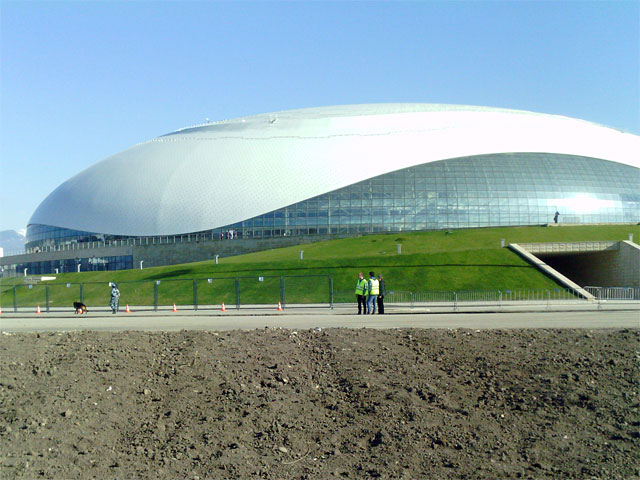 А в Сочи торжественные мероприятия пройдут в олимпийском ледовом дворце "Большой"