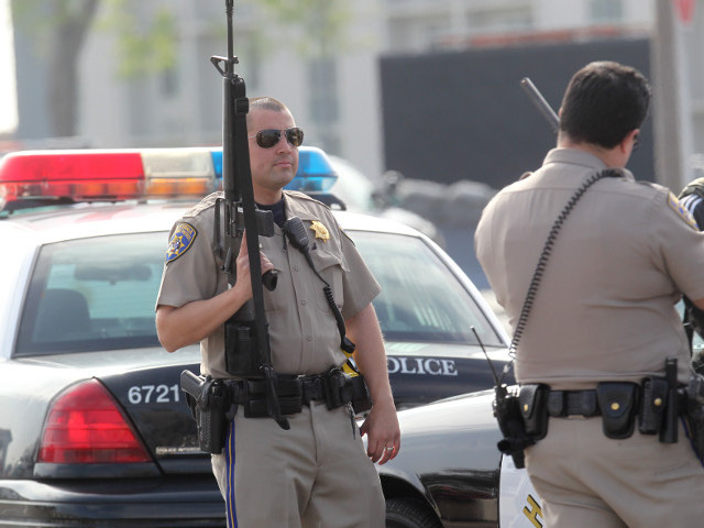 Полиция Калифорнии взяла под усиленную охрану свыше 40 своих сотрудников в связи с нападением на стражей порядка бывшего коллеги