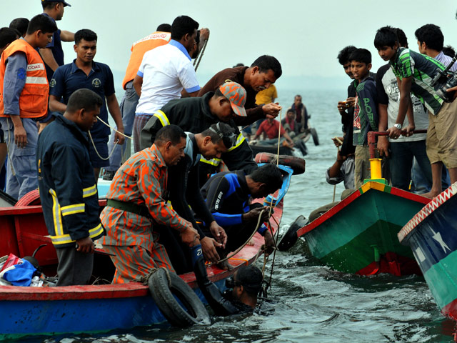 Число погибших в результате крушения парома, на борту которого находились более 100 человек, на реке Мегхна в Бангладеш, достигло 14 человек, среди погибших - шестеро детей в возрасте от двух до десяти лет