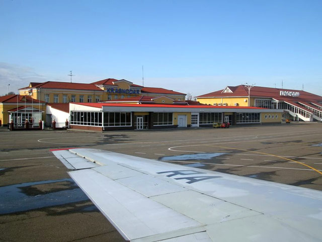 Автомобиль спецобслуживания в Краснодарском аэропорту повредил иностранный самолет, в результате инцидента травмирован работник наземной службы
