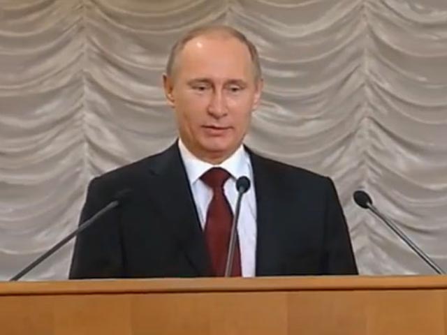 Президент РФ Владимир Путин неожиданно для журналистов прибыл на мероприятие, носящее название "Первый съезд родителей России"