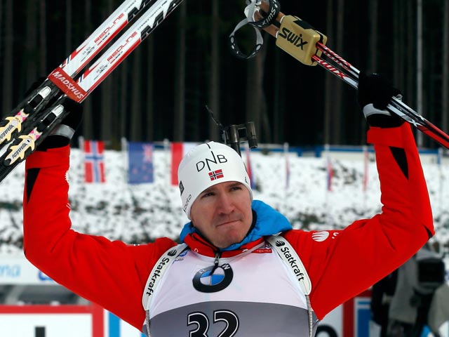 Норвежец Свендсен выиграл спринт на ЧМ по биатлону