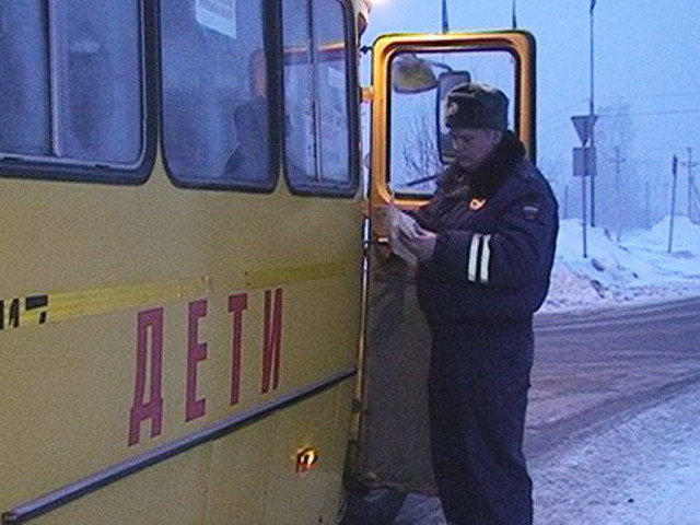В Балейском районе Забайкальского края трое детей, в возрасте 9-ти и 10-ти лет, вывалились из открытых дверей школьного автобуса во время движения