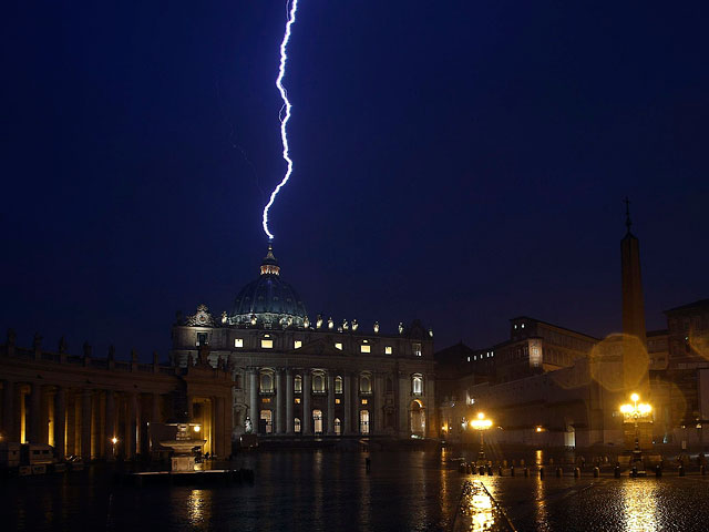 Небеса резко "отреагировали" на уход папы, на земле - реакция на отставку разнообразная