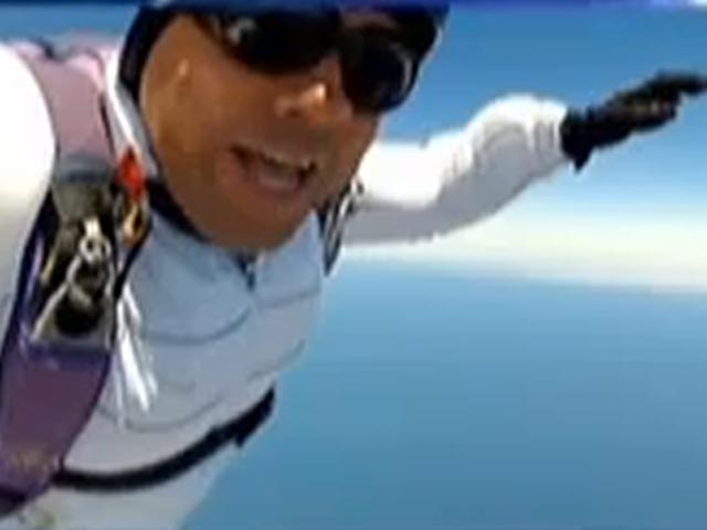 Свой головокружительный прыжок и жесткую посадку Джерардо Флорес заснял на видеокамеру, укрепленную на парашюте
