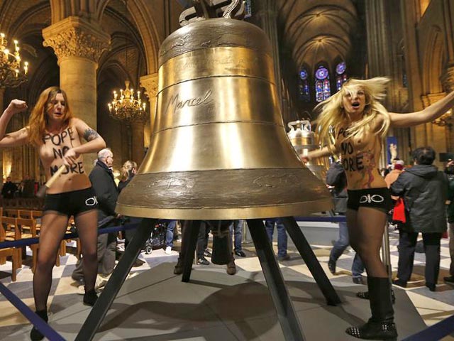 Активистки украинского движения Femen отметили историческое событие - добровольный уход Папы Римского Бенедикта XVI - очередной полуголой акцией