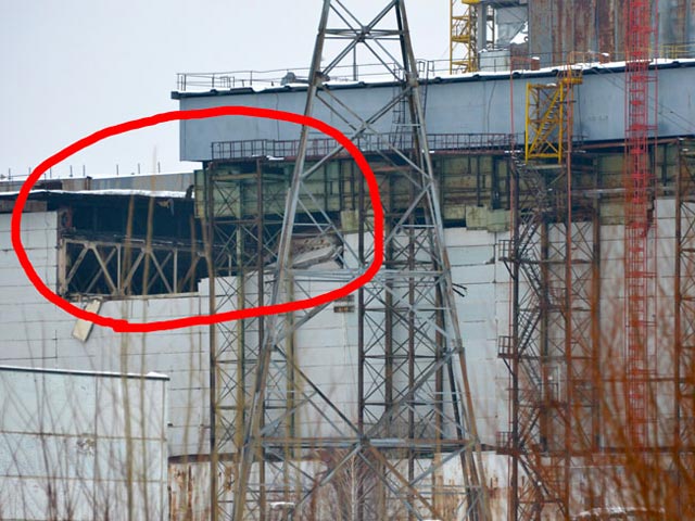 На Чернобыльской АЭС во вторник днем частично разрушились стеновые панели, рухнула часть кровли машинного зала над необслуживаемыми помещениями