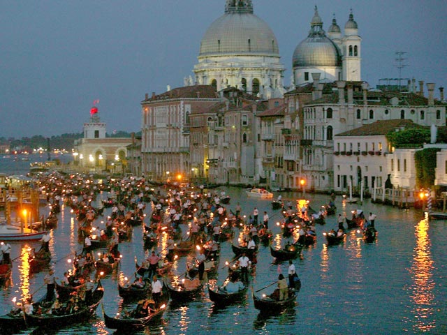 Всемирно известный Венецианский карнавал, проходивший в этом году под девизом "Живи в цвете", поздно вечером во вторник завершился традиционной "Регатой молчания"