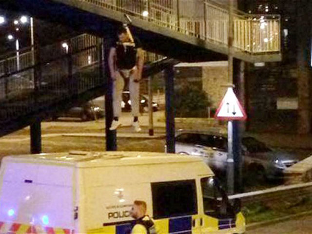 В Британии судят "спайдермена-неудачника", повисшего на мосту над дорогой из-за нелепой шутки