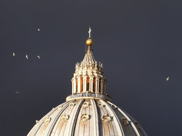 В Риме строят предположения о том, как будут именовать папу на покое и  кто станет его приемником