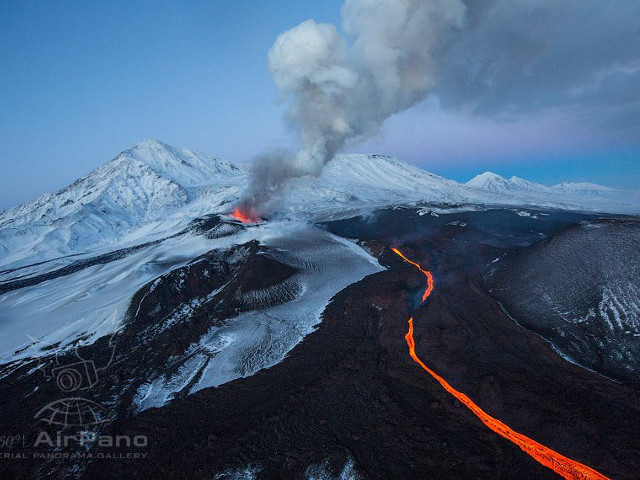 Поток лавы с извергающегося на Камчатке вулкана Плоский Толбачик надвигается на базу вулканологов Толуд в Толбачинском долу