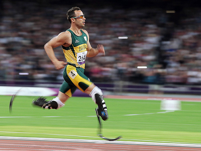 Южноафриканская звезда легкой атлетики - паралимпиец Оскар Писториус - арестован полицией по обвинению в убийстве своей подруги