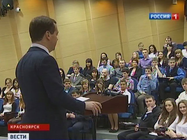 Медведев вспомнил молодость: рассказал студентам секрет соблазнения и не позволил жить на стипендию