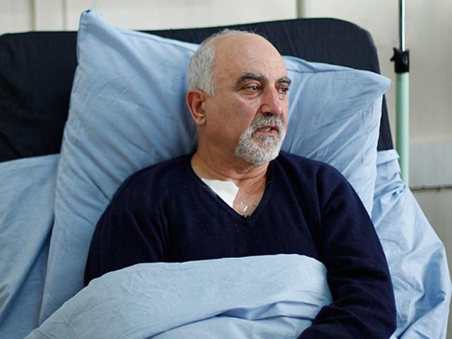 Состояние кандидата в президенты Армении Паруйра Айрикяна, получившего огнестрельное ранение две недели назад и на днях выписавшегося из больницы, резко ухудшилось в ночь на четверг из-за сильных болей в правом плече
