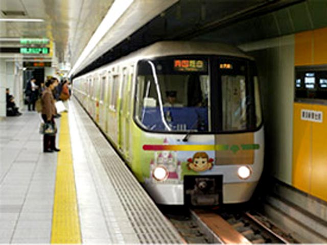 В Японии 11-летний мальчик бросился под поезд из-за расформирования школы