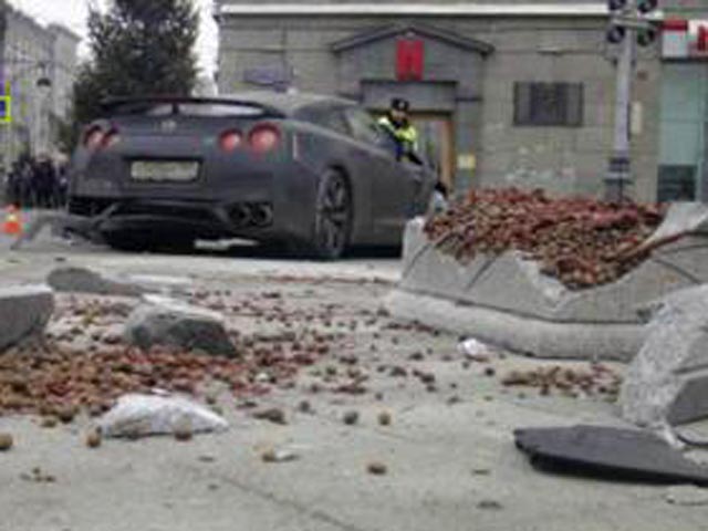 В центре Москвы произошло ДТП с участием суперкара Nissan GT-R и памятника Юрию Долгорукому. Два человека пострадали