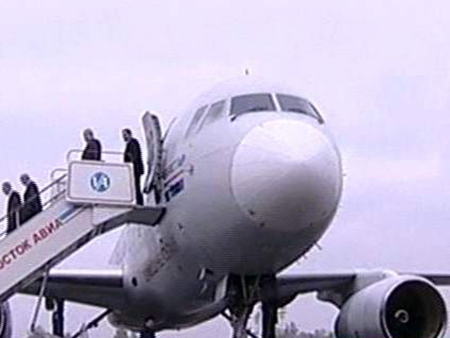Пассажирский самолет Ту-204 компании "Владивосток-Авиа" совершил аварийную посадку в аэропорту Владивостока в воскресенье