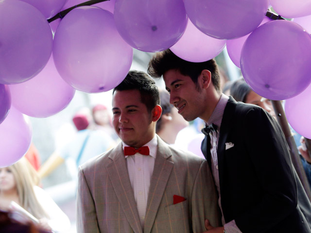 Сразу 412 пар сочетались в субботу гражданским браком в ходе коллективной свадьбы в столице Мексики Мехико