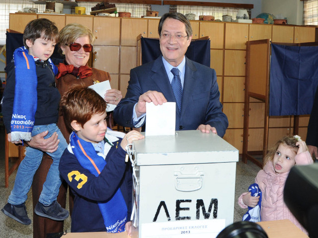 На президентских выборах в Республике Кипр лидирует кандидат правых сил, председатель основной оппозиционной партии Демократический сбор Никос Анастасиадис