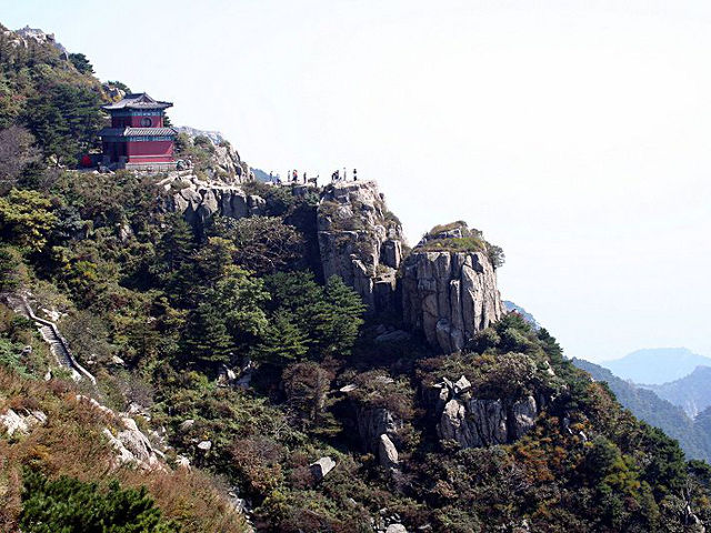 Гора Утайшань, на которой закрыли храмы, - одна из четырех священных гор китайского буддизма. В 2009 году она  вошла в список Всемирного наследия ЮНЕСКО