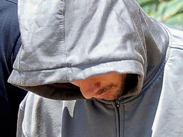 Южноафриканский легкоатлет Оскар Писториус утром 19 февраля прибыл в суд Претории на слушания по делу об убийстве своей подруги, модели Ривы Стенкамп