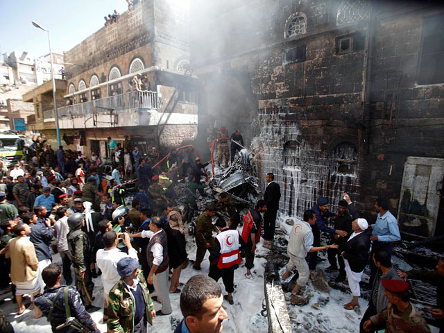 Военный самолет рухнул в центре столице Йемене Сане, погибли по меньшей мере шесть человек